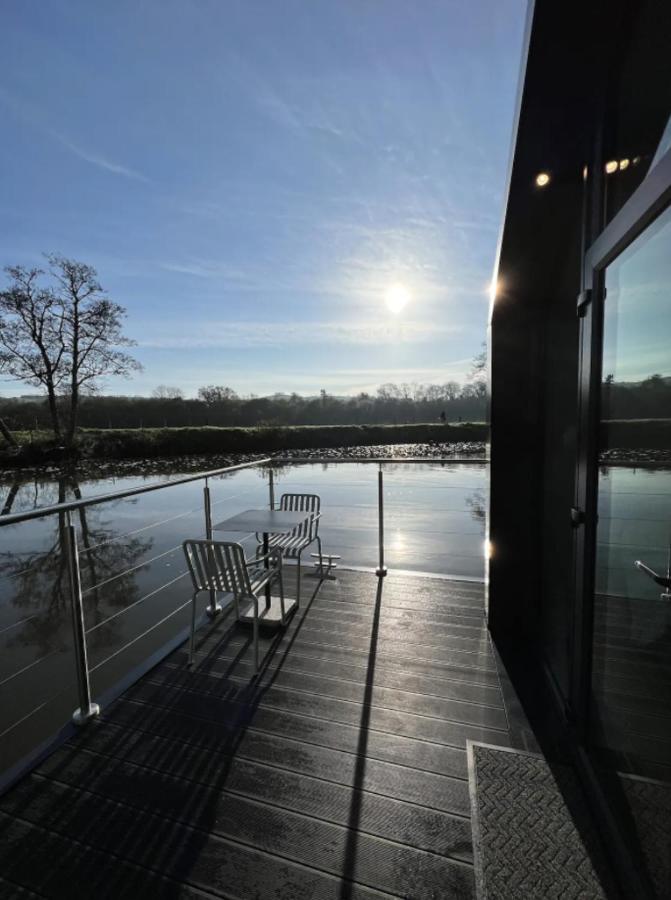 Water Cabin With Water Sports Equipment And Bikes, Bath Bristol Luaran gambar