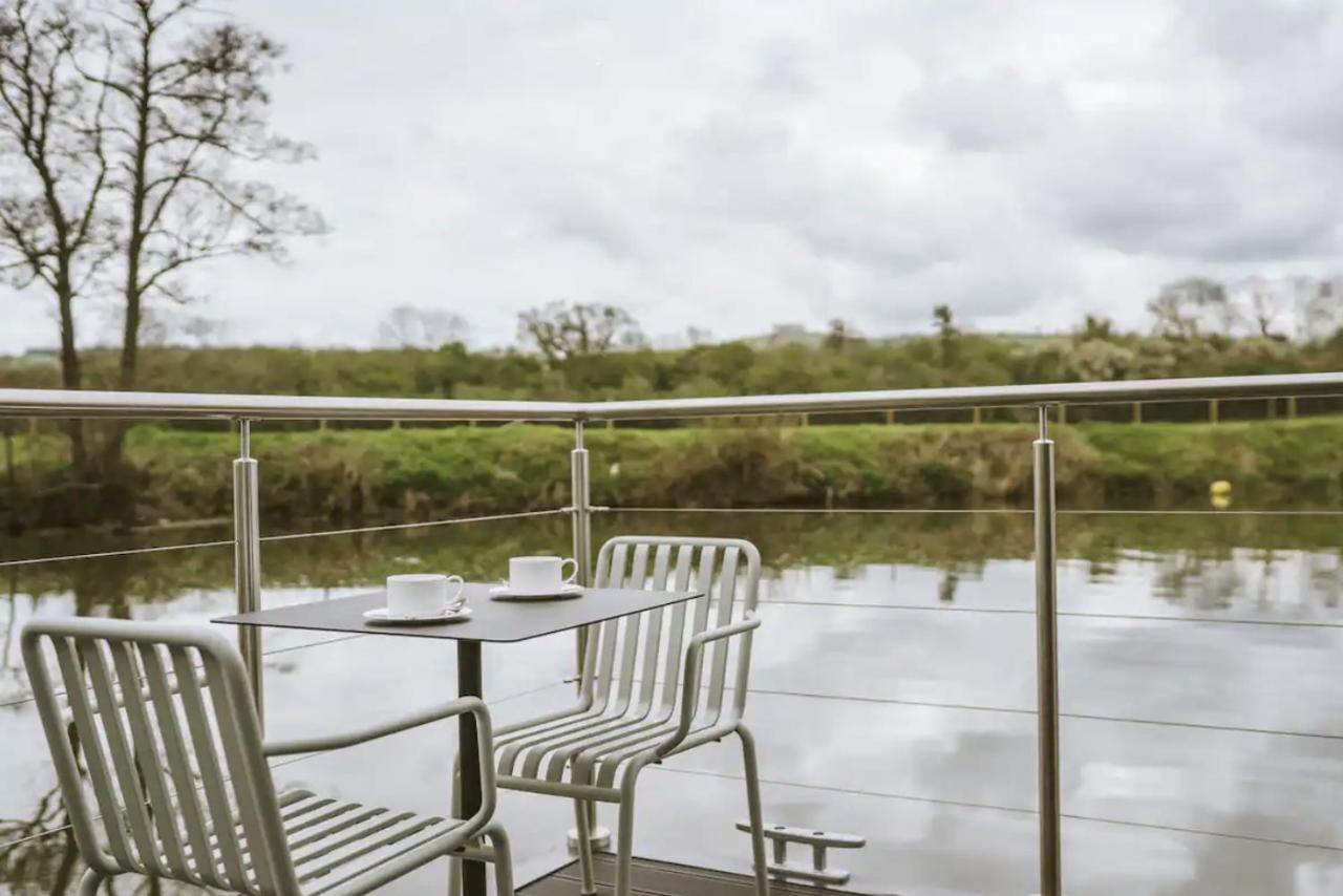 Water Cabin With Water Sports Equipment And Bikes, Bath Bristol Luaran gambar